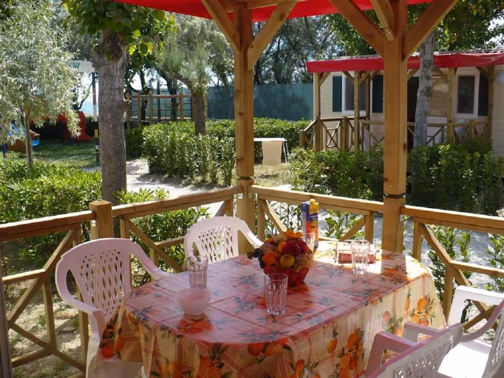 Giardino curato con verde e spazi esterni del villaggio a Giulianova Lido