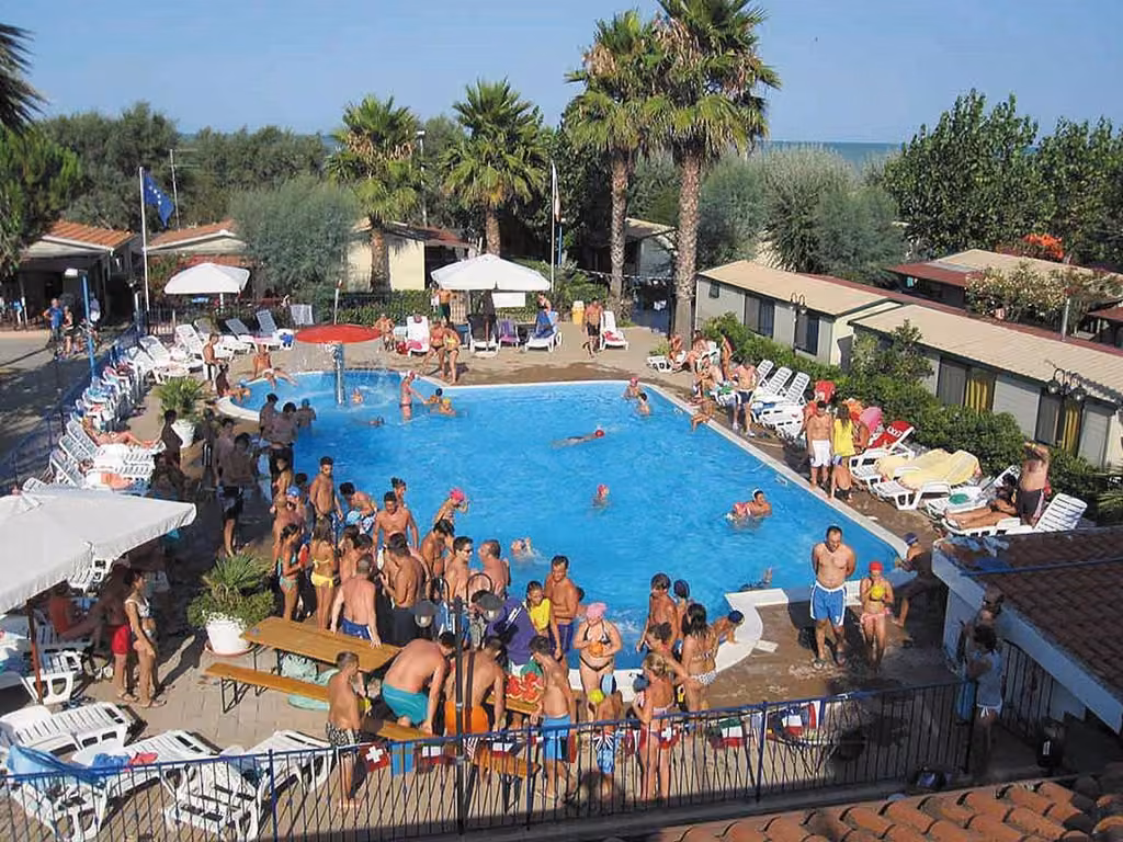 Piscina con solarium del JuliaMare Village a Giulianova