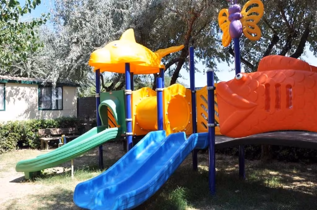 Parco giochi per bambini con scivolo nel verde del villaggio