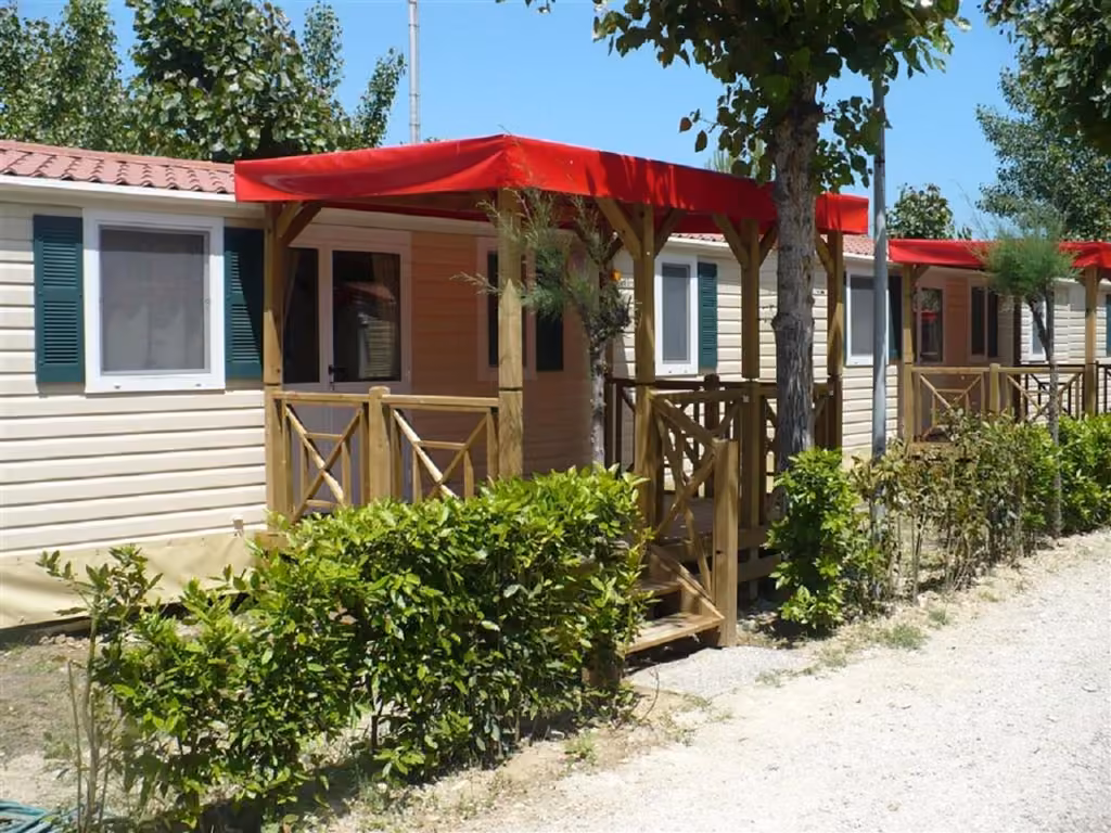 Fila di mobil home con tetto rosso nel villaggio turistico di Giulianova